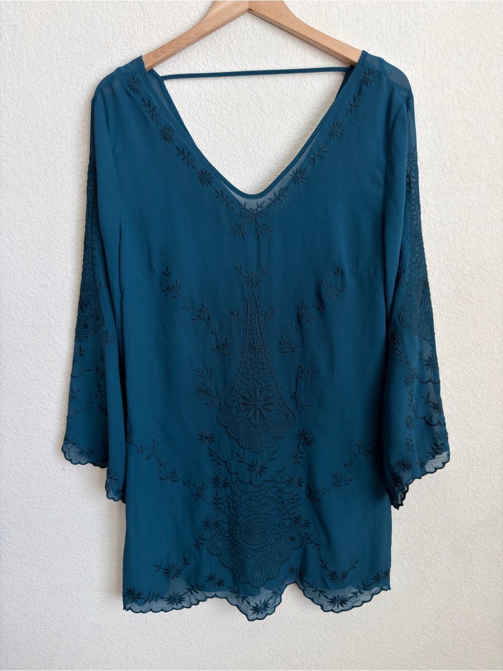 ASTR Embroidered Tonal Shift Mini Dress Large Teal V Neck Open Back 3/4 Sleeve - Picture 2 of 16